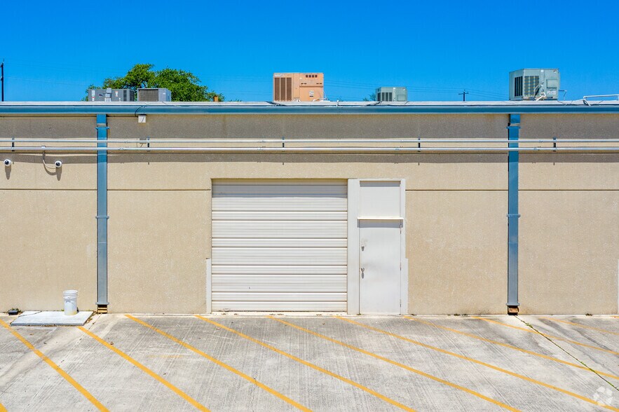More Photos Of 3370 Nacogdoches Rd, San Antonio Research And Development For Lease