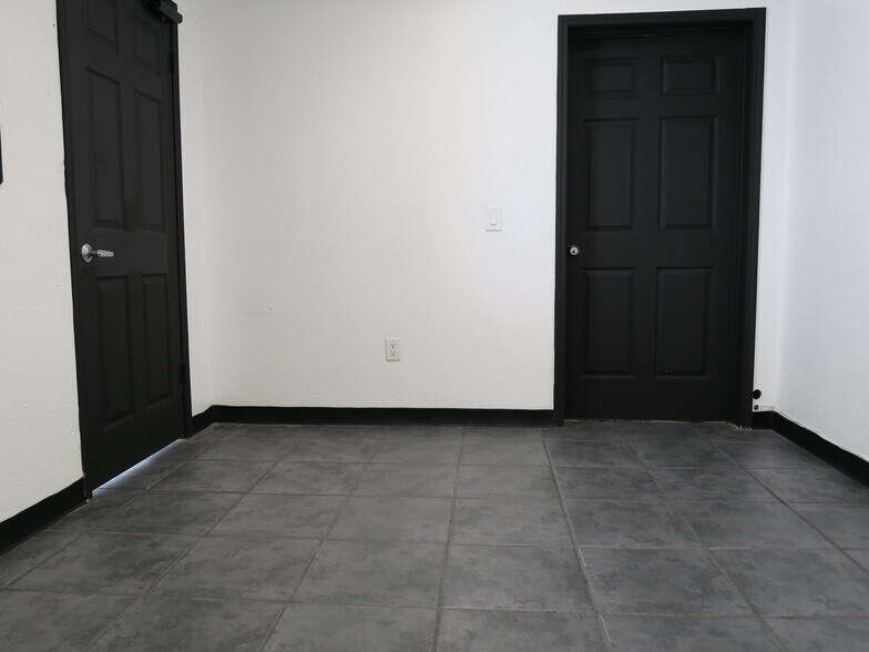 More Photos Of 5711 Star Ln, Houston Service For Lease
