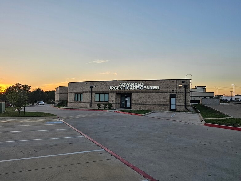 More Photos Of 3690 W Wheatland Rd, Dallas Medical For Lease