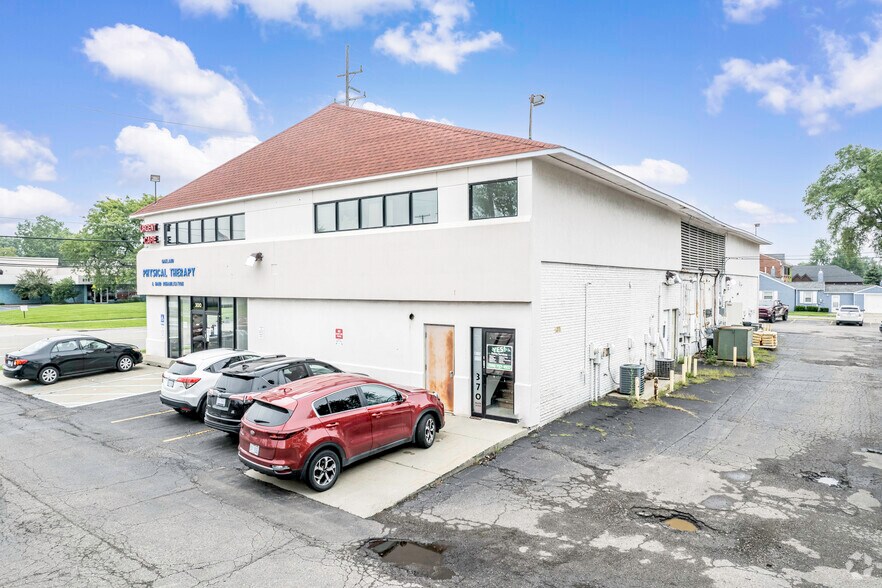 More Photos Of 300-370 E 12 Mile Rd, Madison Heights Office For Lease