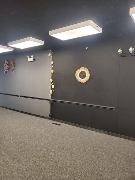 More Photos Of 4123-4125 Oakton St, Skokie Storefront For Lease