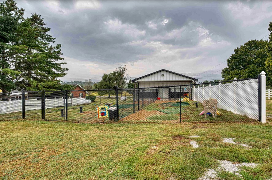 More Photos Of 1601 ST RTE 56E STATE ROUTE 56E, Morganfield Veterinarian Kennel For Sale