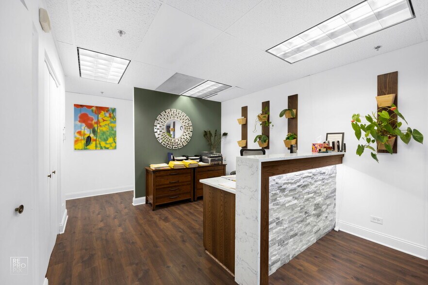 More Photos Of 17W300 22nd St, Oakbrook Terrace Medical For Lease