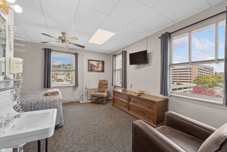 More Photos Of 36 W 4th St, Dubuque Hotel For Sale