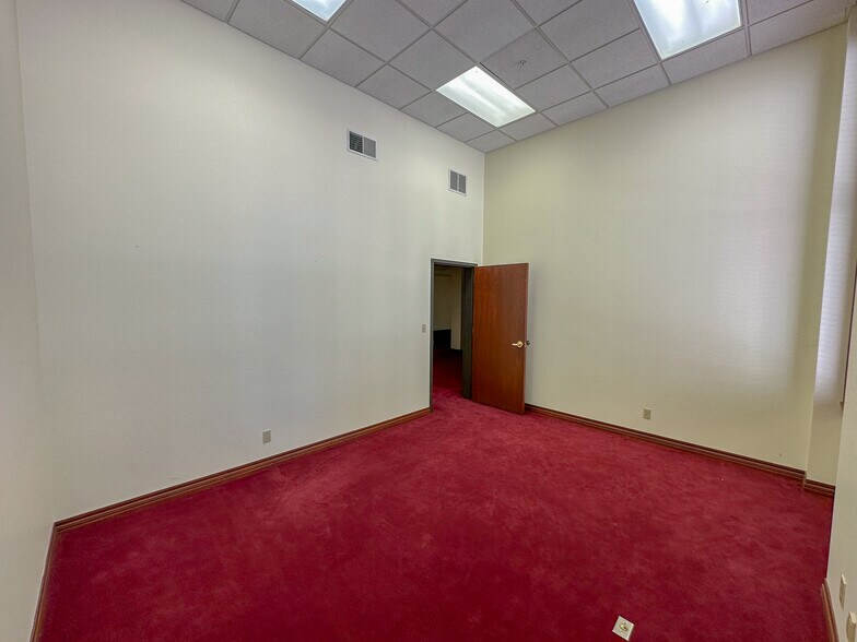 More Photos Of 200 S 6th St, Springfield Office For Lease