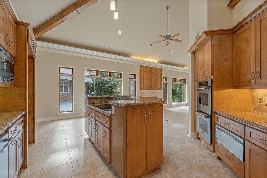 More Photos Of 16621 Hereford Dr, Tomball Flex For Sale