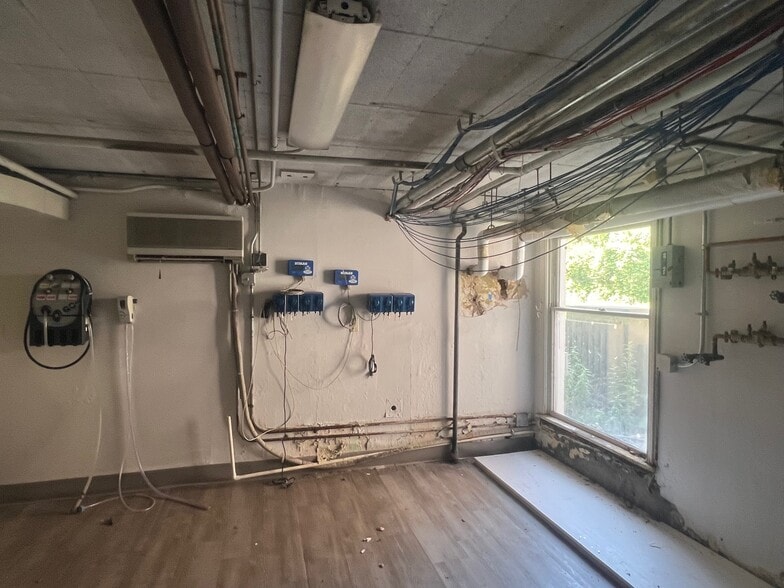 More Photos Of 89 Viets St, New London Office For Sale