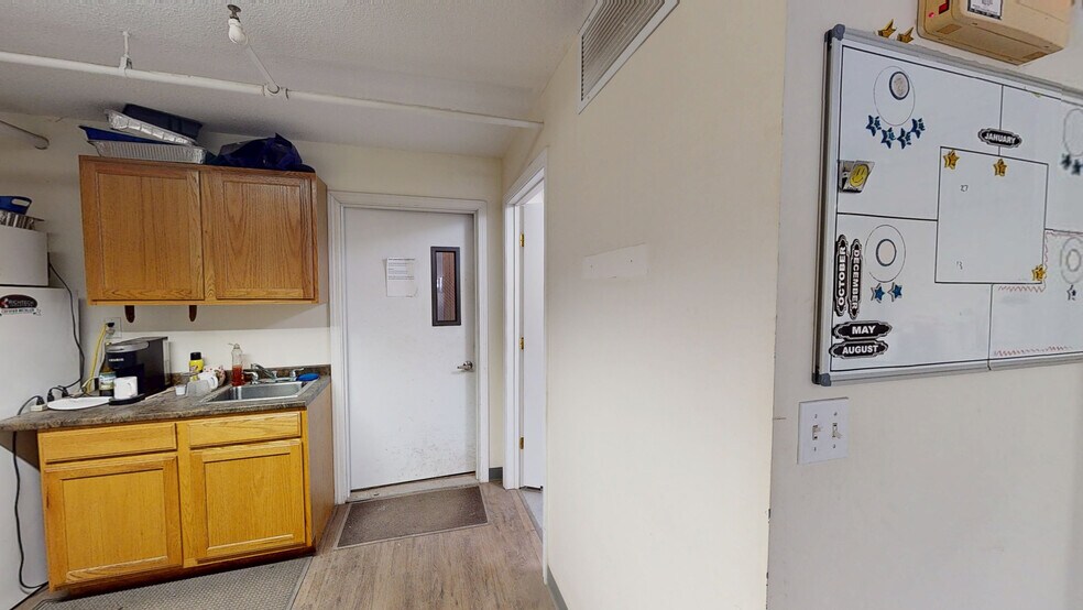 More Photos Of 198 Londonderry Tpke, Hooksett Light Distribution For Lease