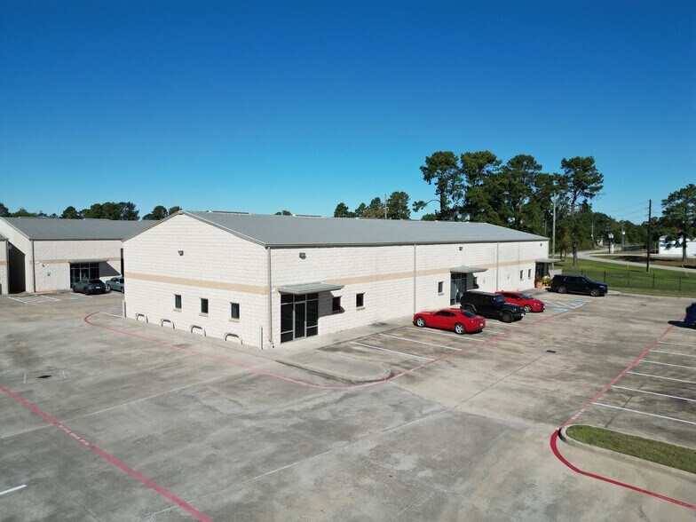 More Photos Of 702 S Persimmon St, Tomball Warehouse For Lease
