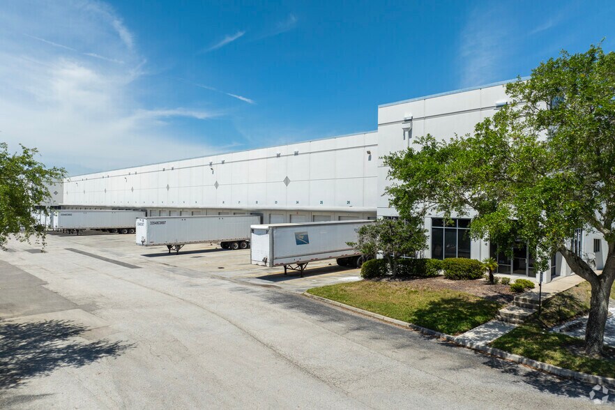 More Photos Of 4720 Oak Fair Blvd, Tampa Distribution For Lease