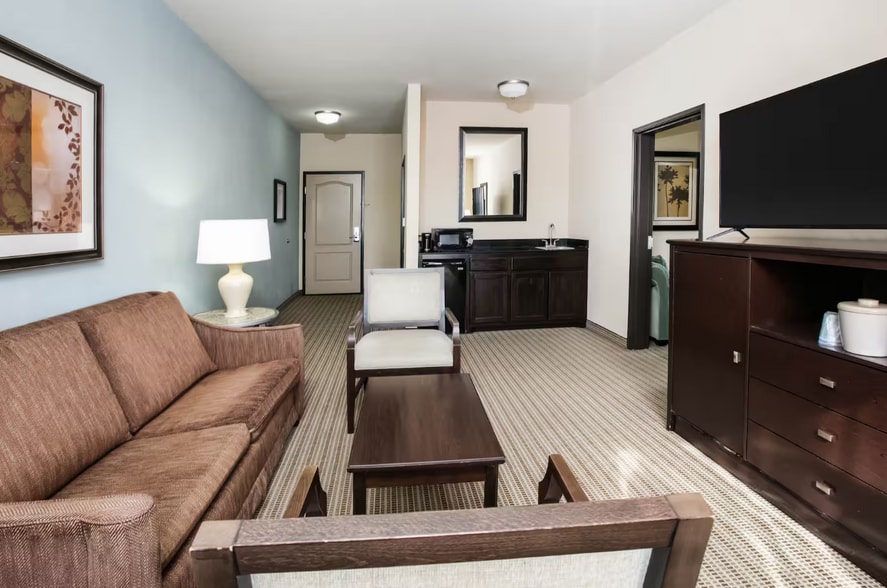 More Photos Of 431 Airport Fwy, Euless Hospitality For Sale