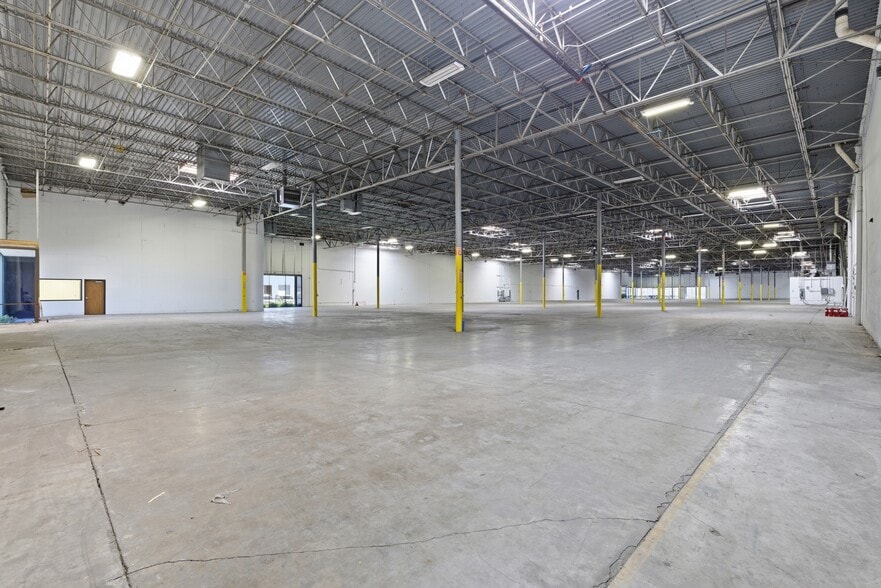 More Photos Of 13755-13775 Benchmark Dr, Farmers Branch Warehouse For Lease