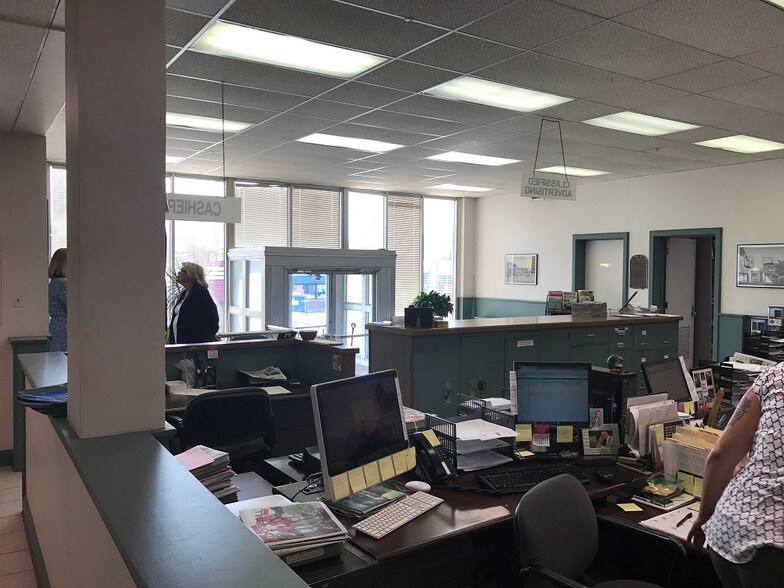 More Photos Of 161 N Lincoln Ave, Salem Office For Sale