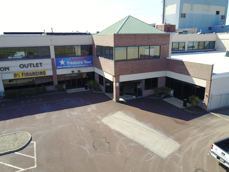 More Photos Of 122 Mill Rd, Oaks Warehouse For Lease