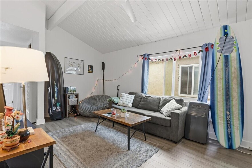 More Photos Of 2033 Garnet Ave, San Diego Apartments For Sale