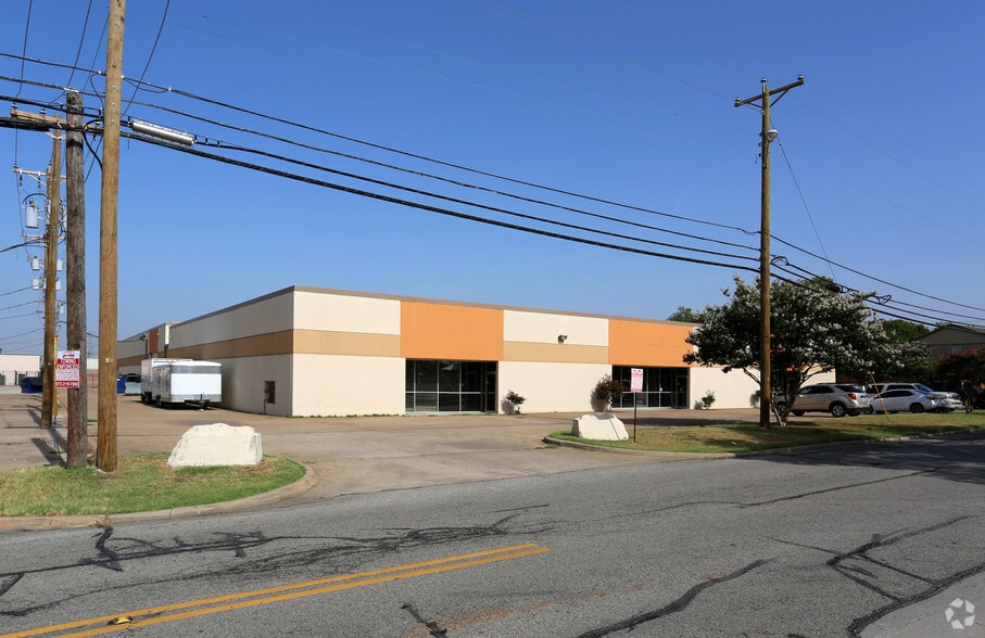 More Photos Of 13777 Bee St, Farmers Branch Warehouse For Lease