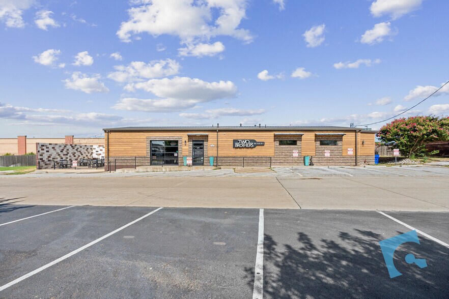More Photos Of 110 Lamar St, Keller Freestanding For Sale
