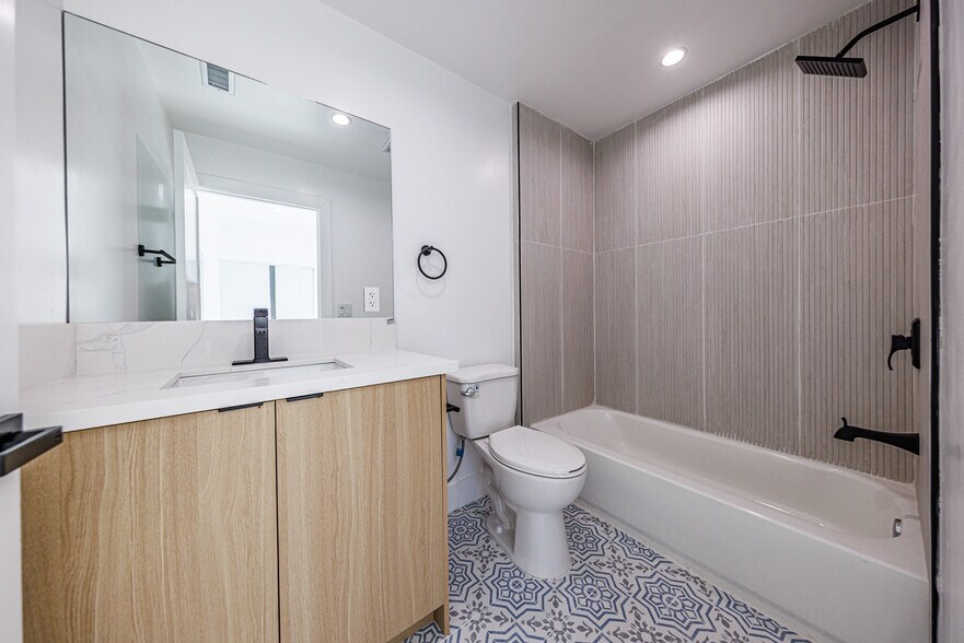 More Photos Of 2938 S Sycamore Ave, Los Angeles Apartments For Sale