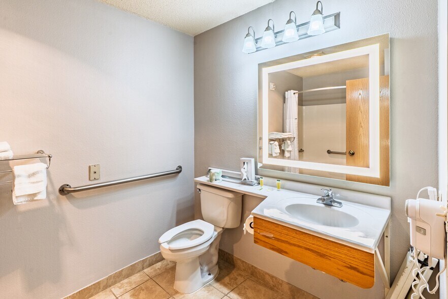 More Photos Of 519 Crook St, Custer Hotel For Sale