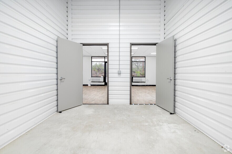 More Photos Of 3822 SE Military Dr, San Antonio Unknown For Lease