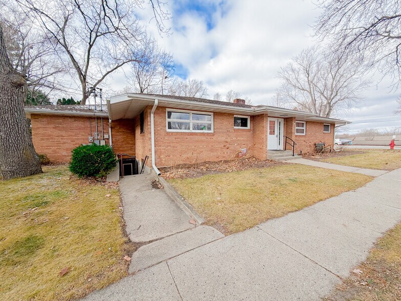 More Photos Of 515 Gold St, Green Lake Office For Sale