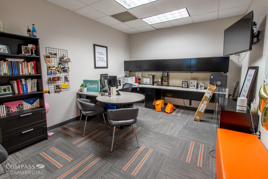 More Photos Of 2999 SW 6th St, Redmond Office For Lease