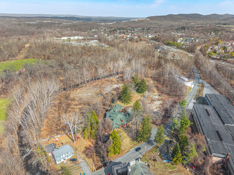 More Photos Of 30 Gingerbread Castle Rd, Hamburg Storefront For Sale