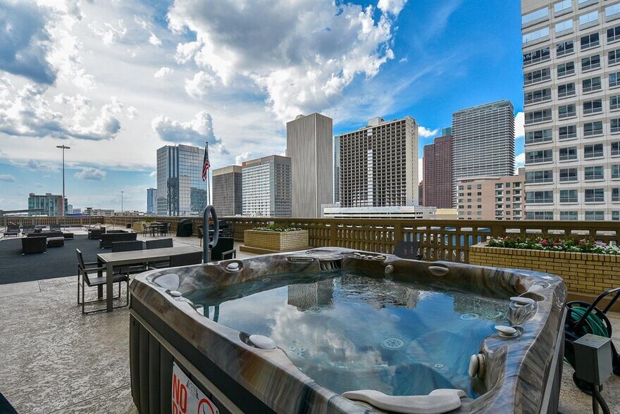 More Photos Of 2016 Main St, Houston Apartments For Sale