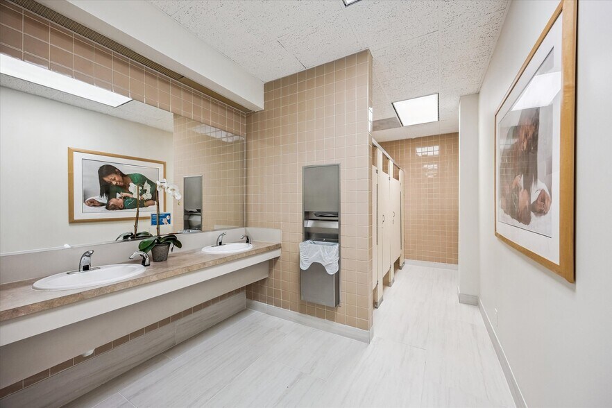 More Photos Of 4625 Lillian St, Houston Office For Lease