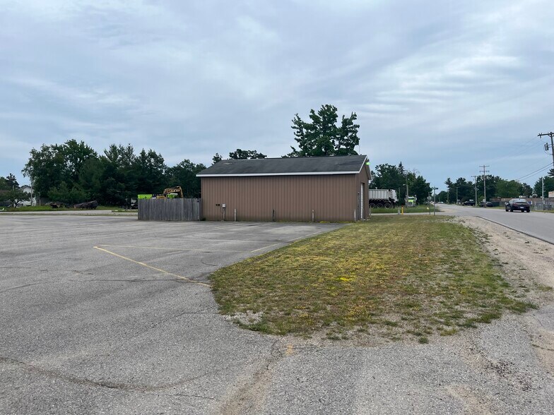 More Photos Of 810 N Birch St, Kalkaska Office For Sale