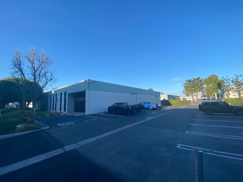 More Photos Of 2491-2493 Du Bridge Ave, Irvine Warehouse For Lease