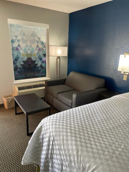 More Photos Of 1408 E Church St, Warren Hotel For Sale