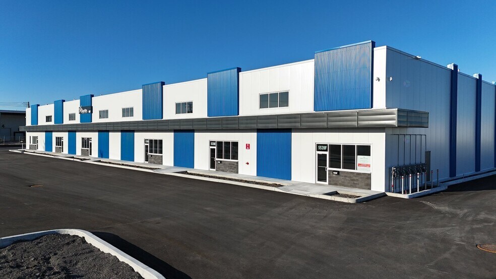 More Photos Of 5539 St Ernest-Cormier, Laval Showroom For Lease