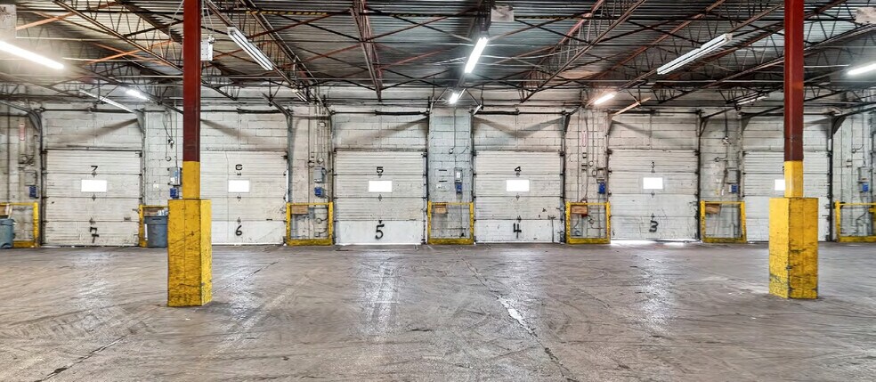 More Photos Of 1590 Boul Hymus, Dorval Distribution For Lease