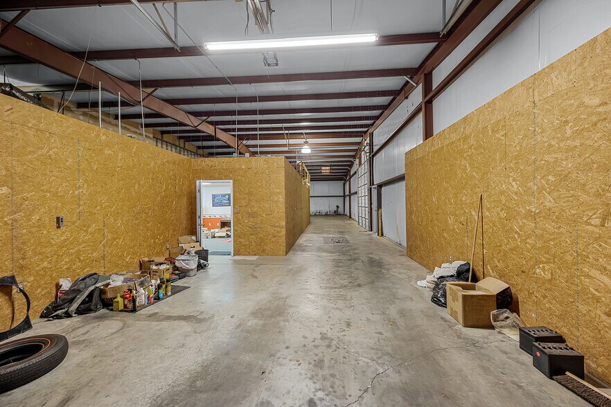 More Photos Of 39 N Madison Dr, Humboldt Showroom For Sale
