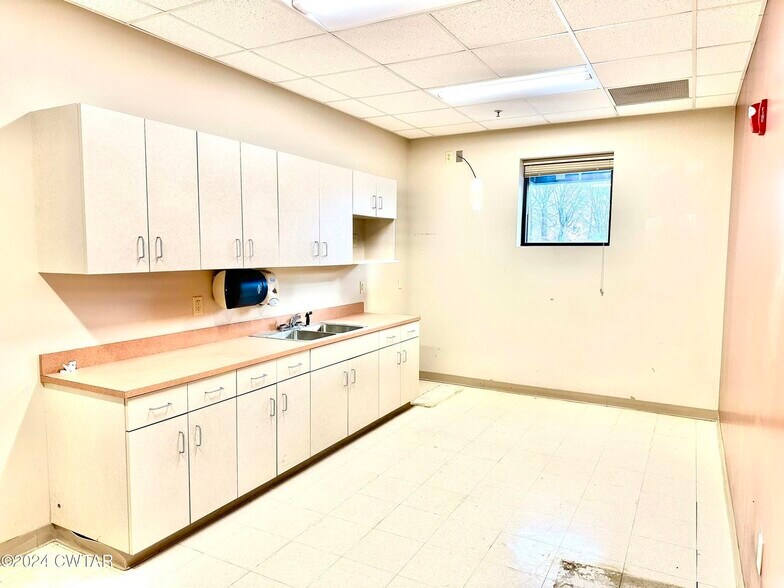 More Photos Of 2214 Osborne St, Humboldt Medical For Sale