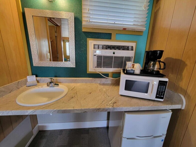 More Photos Of 1313 W Cherry St, Vermillion Hotel For Sale