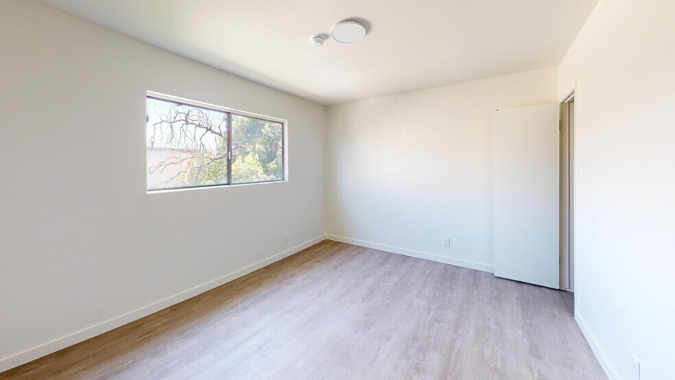 More Photos Of 1024 W 24th St, Los Angeles Apartments For Sale