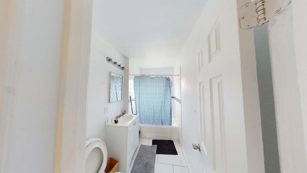 More Photos Of 530 E Oakey Blvd, Las Vegas Apartments For Sale