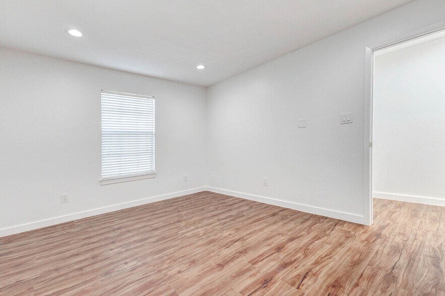 More Photos Of 1324 Avenue D, Katy Medical For Sale