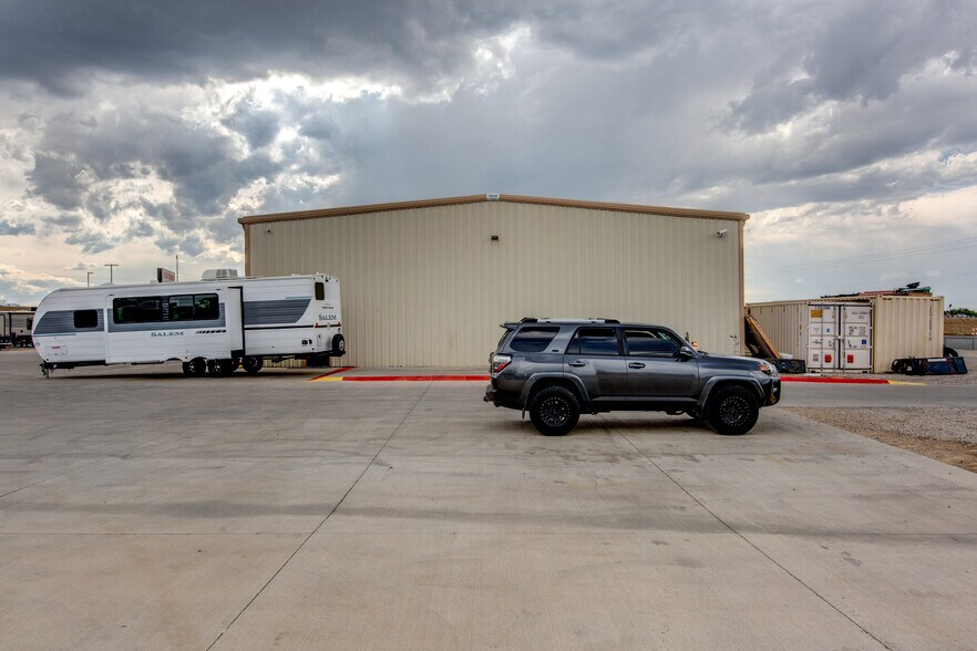 More Photos Of 4081 Camelot Cir, Longmont Showroom For Lease