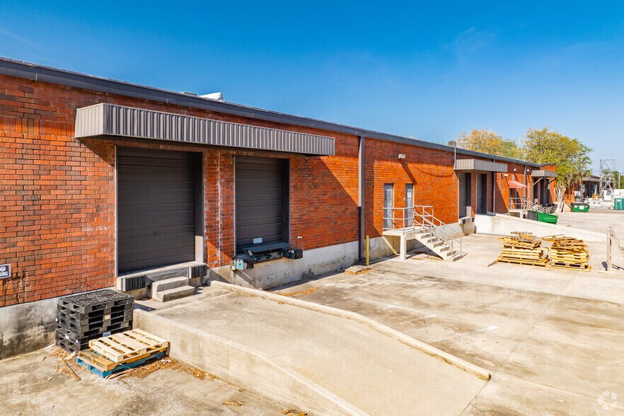 More Photos Of 5802 Breckenridge Pky, Tampa Light Distribution For Lease