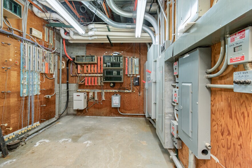 More Photos Of 334 S Water St, Saginaw Office For Sale