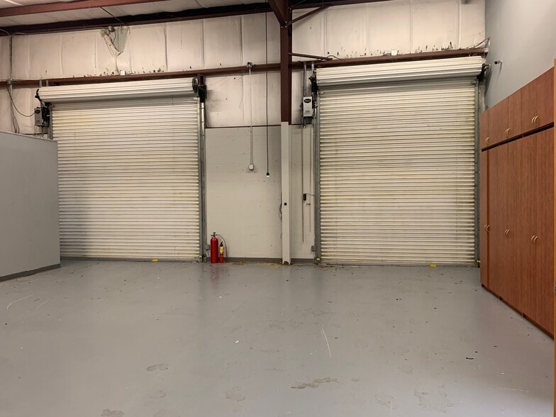 More Photos Of 6413 Pinecastle Blvd, Orlando Flex For Lease