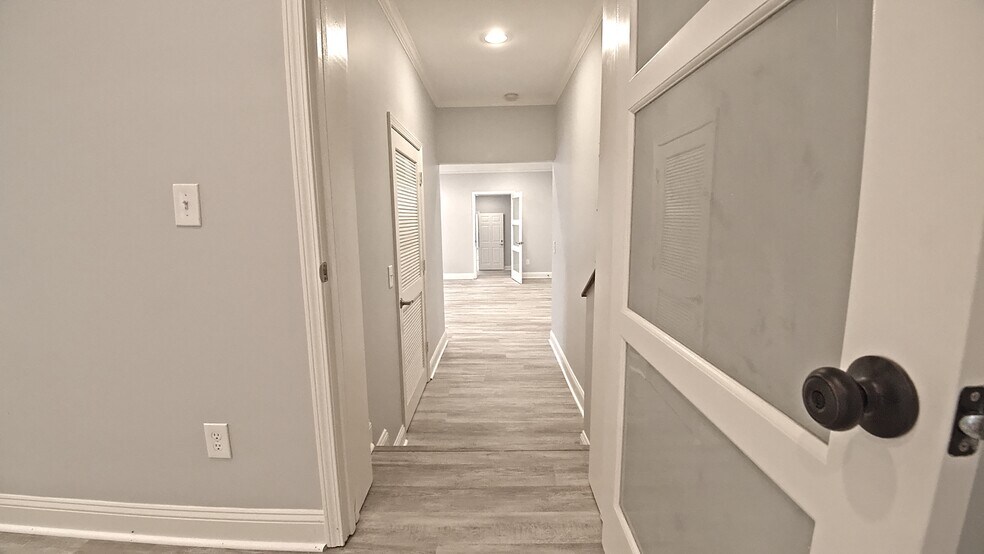 More Photos Of 239-243 River Park North Dr, Woodstock Office For Sale