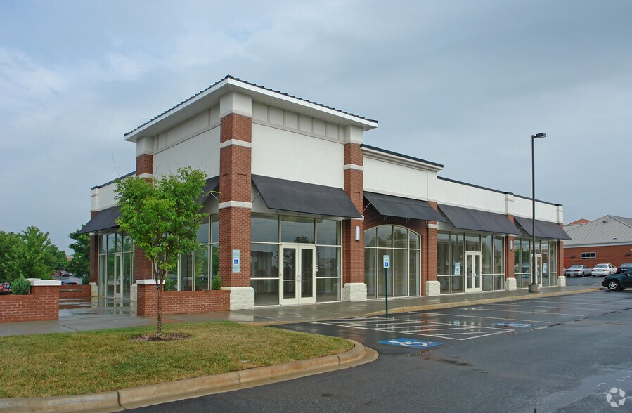 More Photos Of 14225 Market Square Dr, Huntersville Storefront Retail Office For Lease
