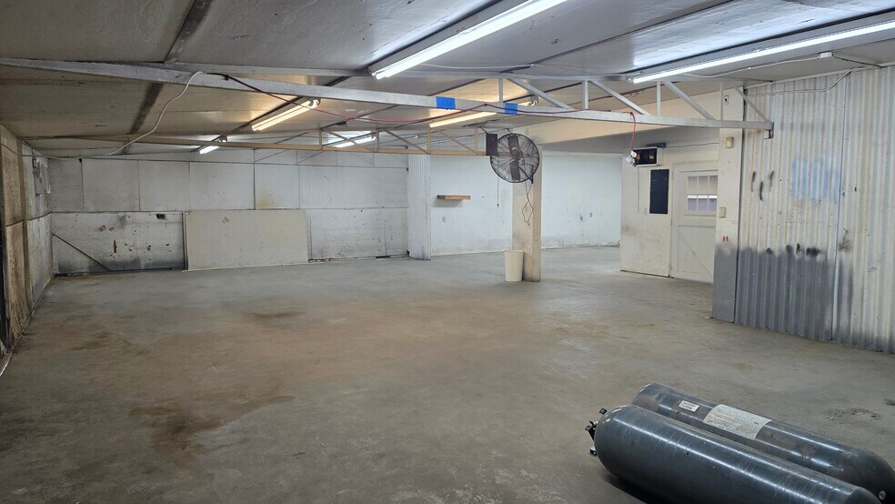 More Photos Of 2817 SW Wilshire Blvd, Burleson Auto Repair For Lease
