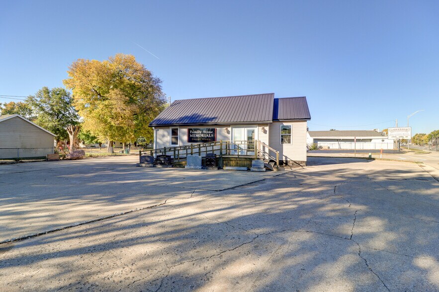 More Photos Of 603 W Rock Falls Rd, Rock Falls General Retail For Sale