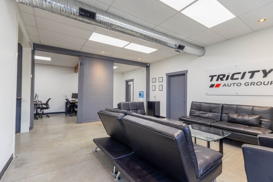 More Photos Of 22867 Fraser Hwy, Langley General Retail For Lease