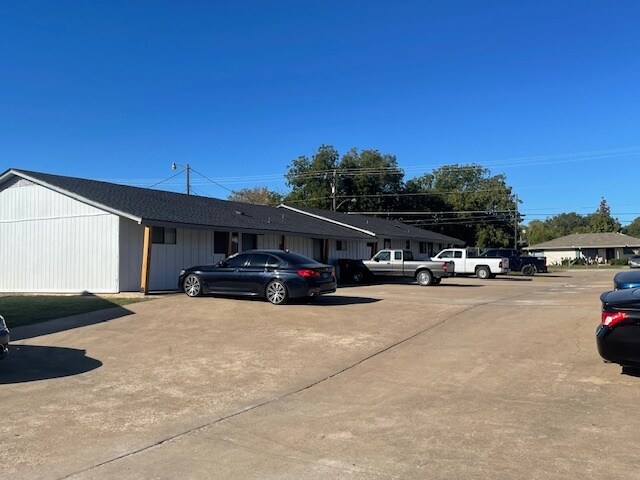 More Photos Of 111 S Broadway St, Bells Apartments For Sale